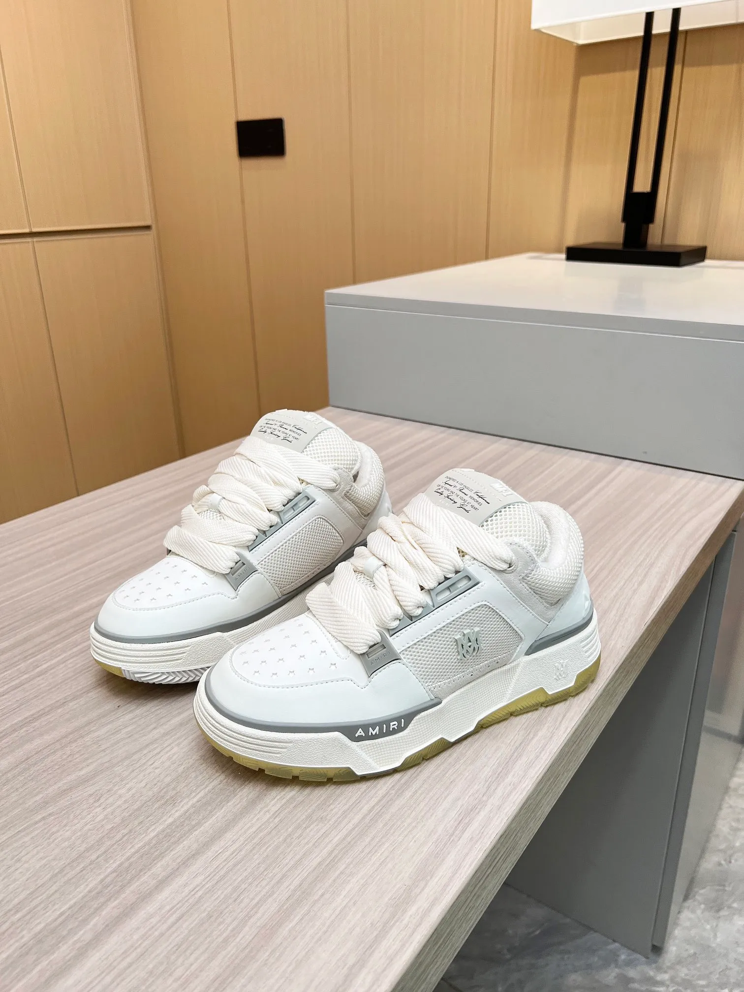 p620💰Men's shoes Amiri Emile's 2023 spring and summer new MA-1 bread shoes, couple models, casual sports shoes, sneakers Amiri gave up the rock punk style in the new season and used a large number of unsaturated colors, Morandi tones, whether you see or wear them, it will make people very happy. The large tongue of the bread shoes continues, shortens the length of the shoe body, thickens the midsole, and the toe part is more rounded. Amiri's brand letters and MA logo appear on the side of the shoe. Fabric: Original customized imported first-layer cowhide + mesh. Lining: Original customized breathable towel lining. Outsole. Foam combination material. Bottom thickness: 4CM. Size: Men's 39-45